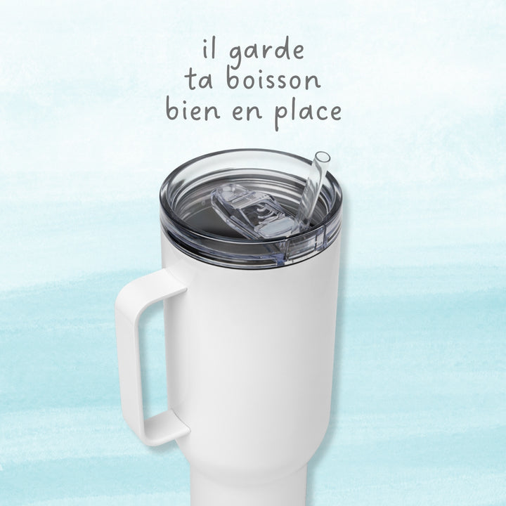 Zoom sur le couvercle du mug Lento Brume avec paille et texte 'il garde ta boisson bien en place'