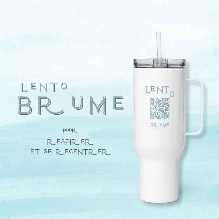 Mug Lento Brume sur fond bleuté, avec QR code visible et message pour respirer et se recentrer